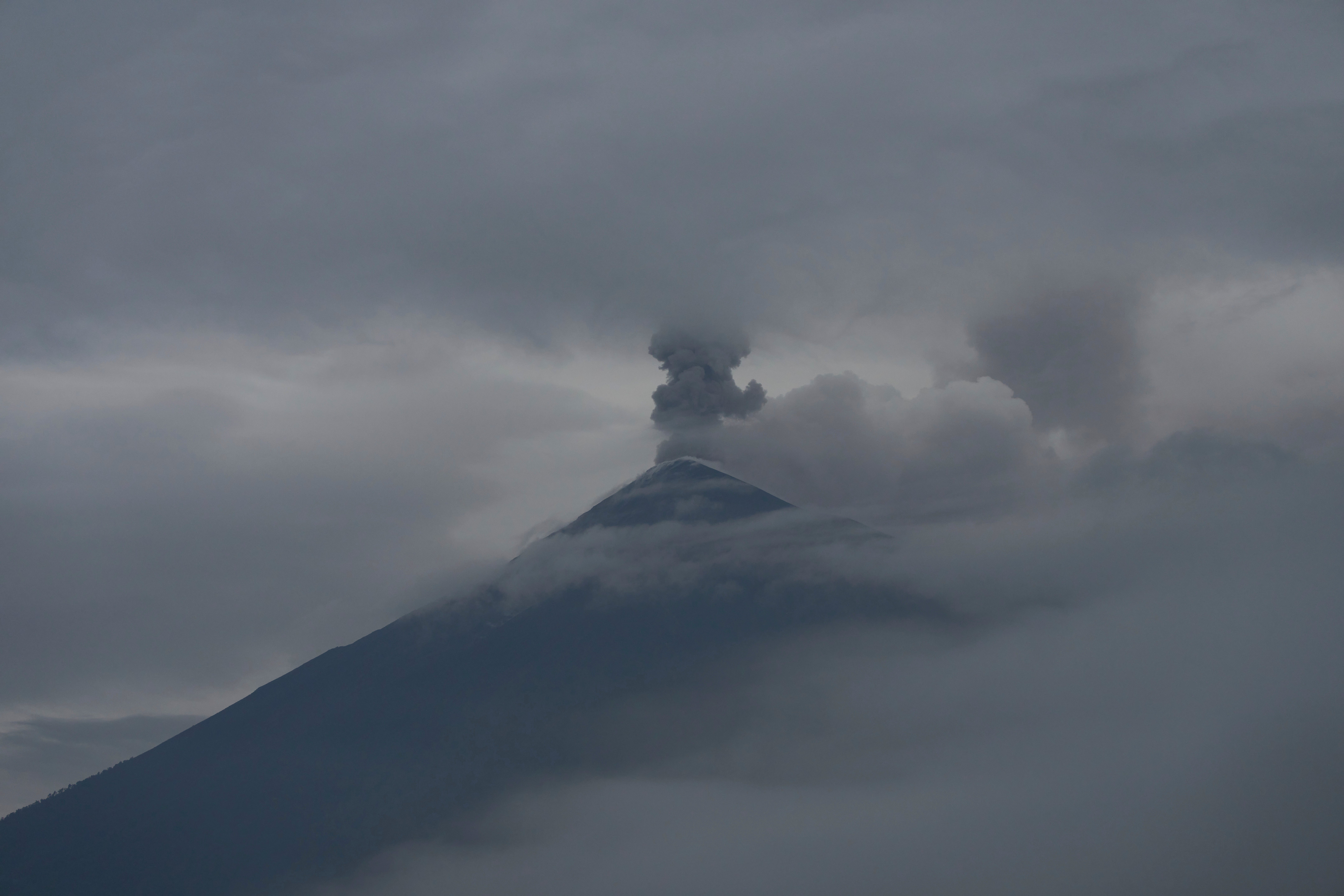 El volcán de Fuego lanza una nube de ceniza, visible desde San Juan Alotenango, Guatemala, el jueves 5 de junio de 2025 (AP Photo/Moises Castillo)