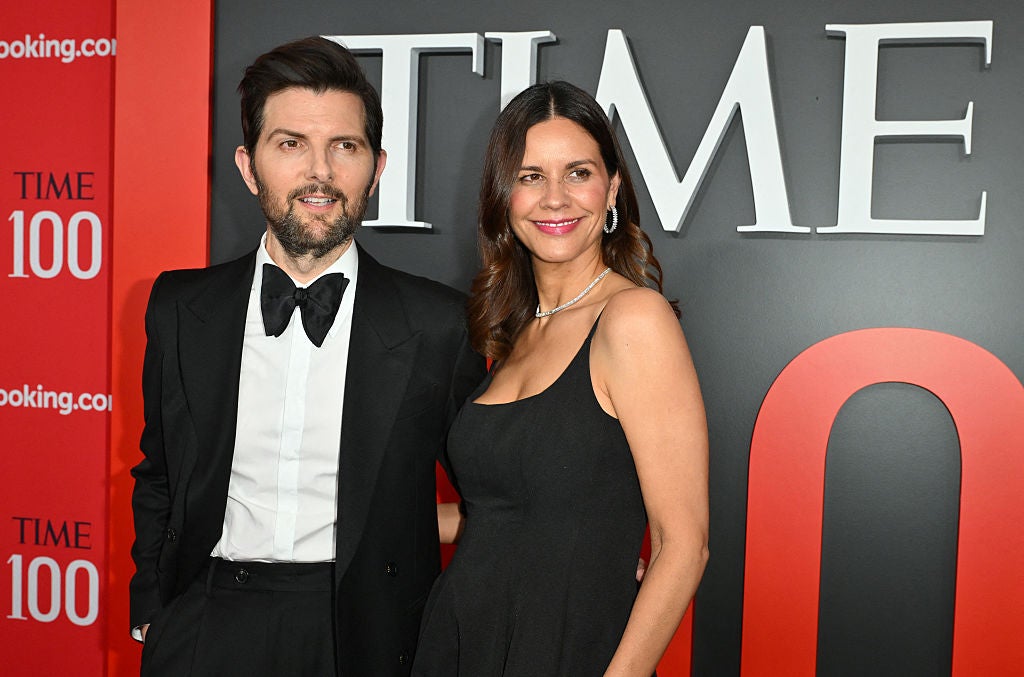 Adam Scott y su esposa Naomi Scott