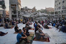 Gaza inicia el Eid con oraciones al aire libre entre escombros y escasez de alimentos