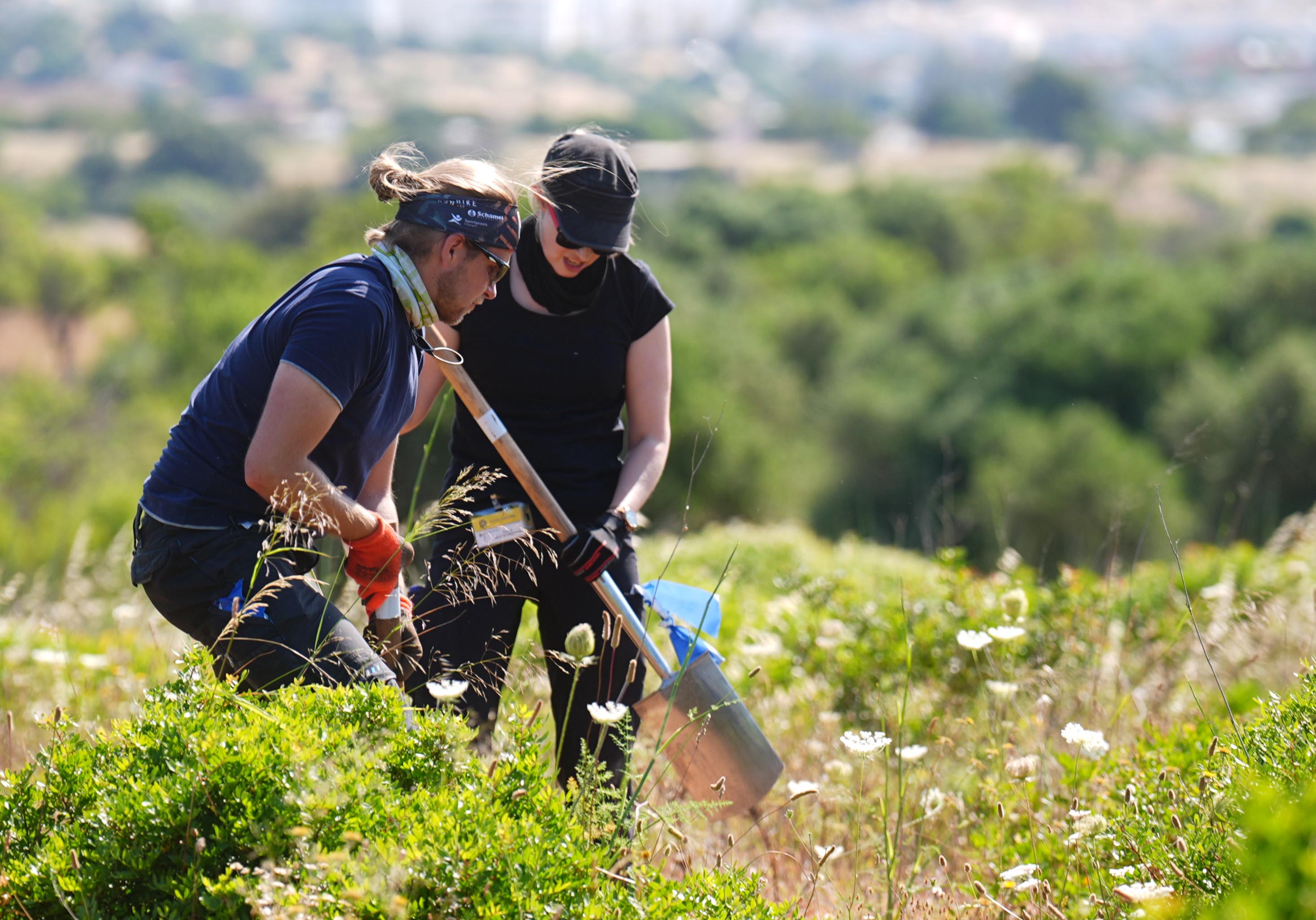 Equipo de búsqueda recorre un terreno cerca de Praia De Luz, Portugal