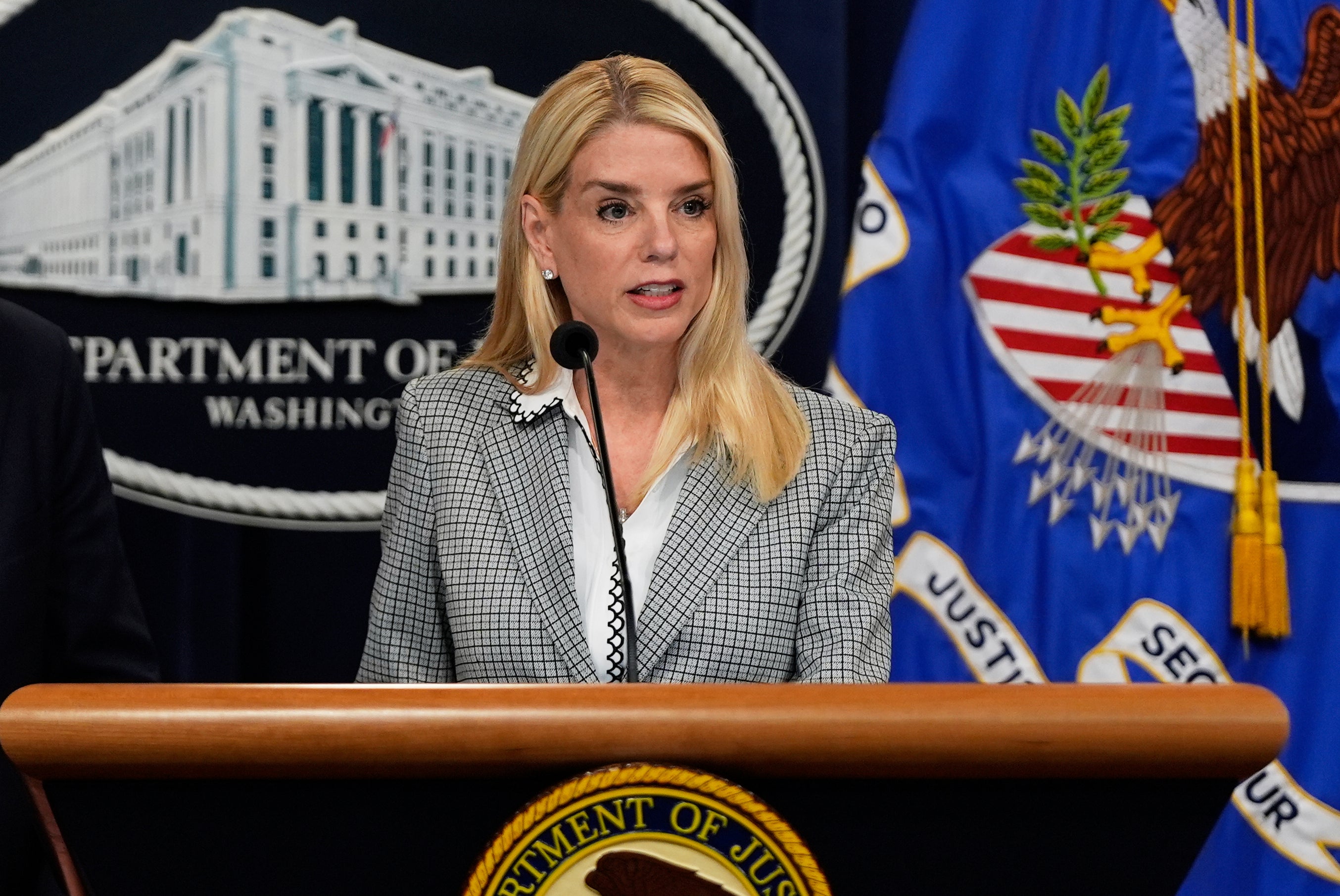 La fiscal general Pam Bondi calificó de “justicia estadounidense” una acusación y denuncias contra Kilmar Ábrego García después de que la administración de Trump desafiara repetidamente las órdenes judiciales para su regreso a Estados Unidos
