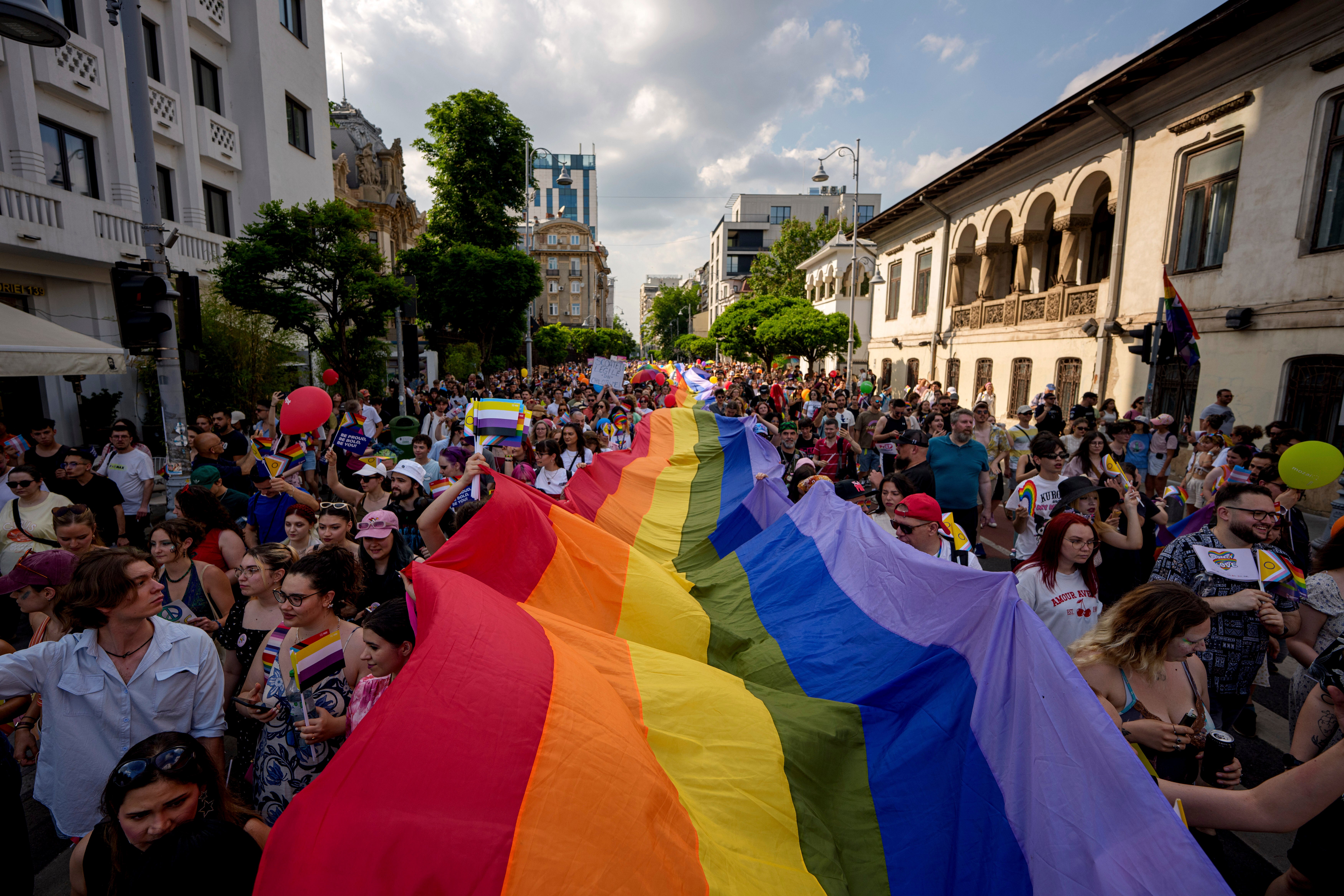 Decenas de miles marchan en Bucarest en el 20mo aniversario del Orgullo LGBTQ+ en Rumania