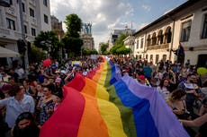 Decenas de miles marchan en Bucarest en el 20mo aniversario del Orgullo LGBTQ+ en Rumania