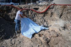 Hallan más sepulturas de la época de la guerra civil en un parque en Grecia