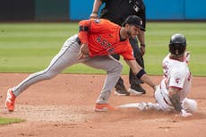 Astros toman ventaja con lanzamiento descontrolado y vencen 5-tres a Guardians en diez entradas