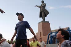 Kirguistán retira una enorme estatua de Lenin