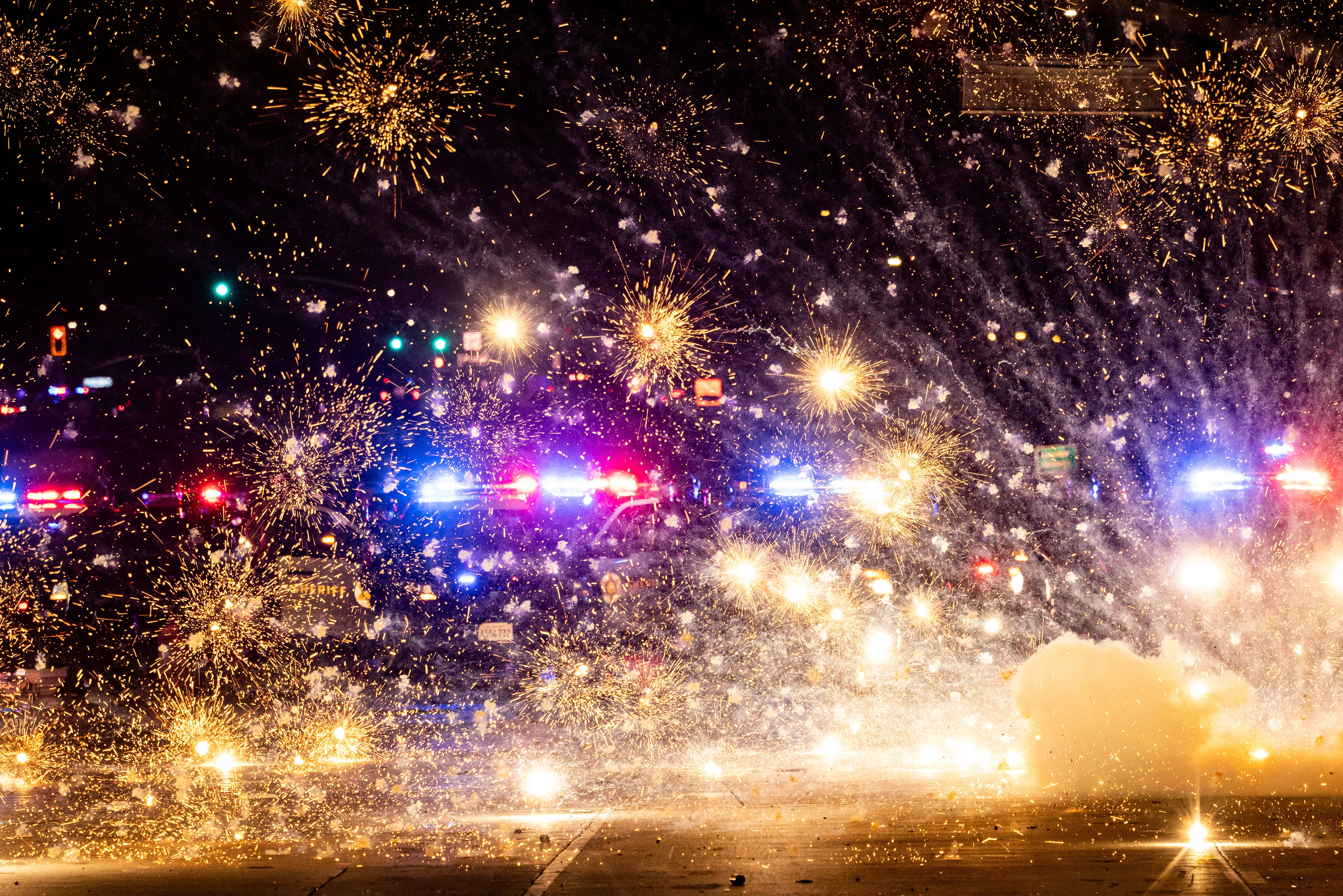 Imágenes en redes captaron la escalada de enfrentamientos en Los Ángeles, donde policías antidisturbios lanzaron gases lacrimógenos el sábado por la noche y el domingo por la mañana