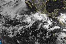 Tormenta tropical Bárbara se fortalece frente a costa de México y podría convertirse en huracán