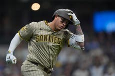 Jonrón de Manny Machado marca la diferencia y los Padres vencen 1-0 a los Cerveceros
