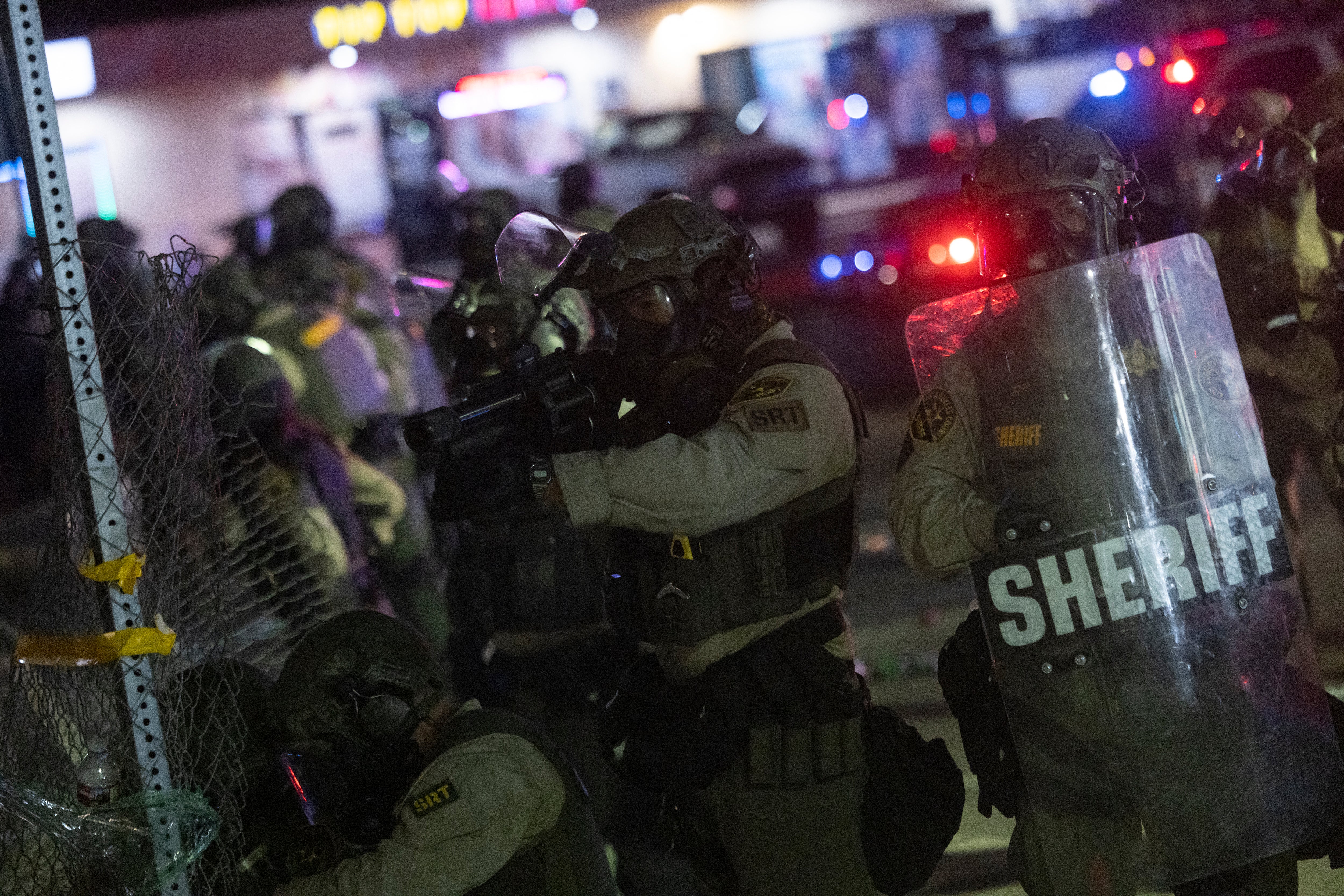 Enfrentamiento entre policías y manifestantes en Compton, tras las redadas migratorias del gobierno federal