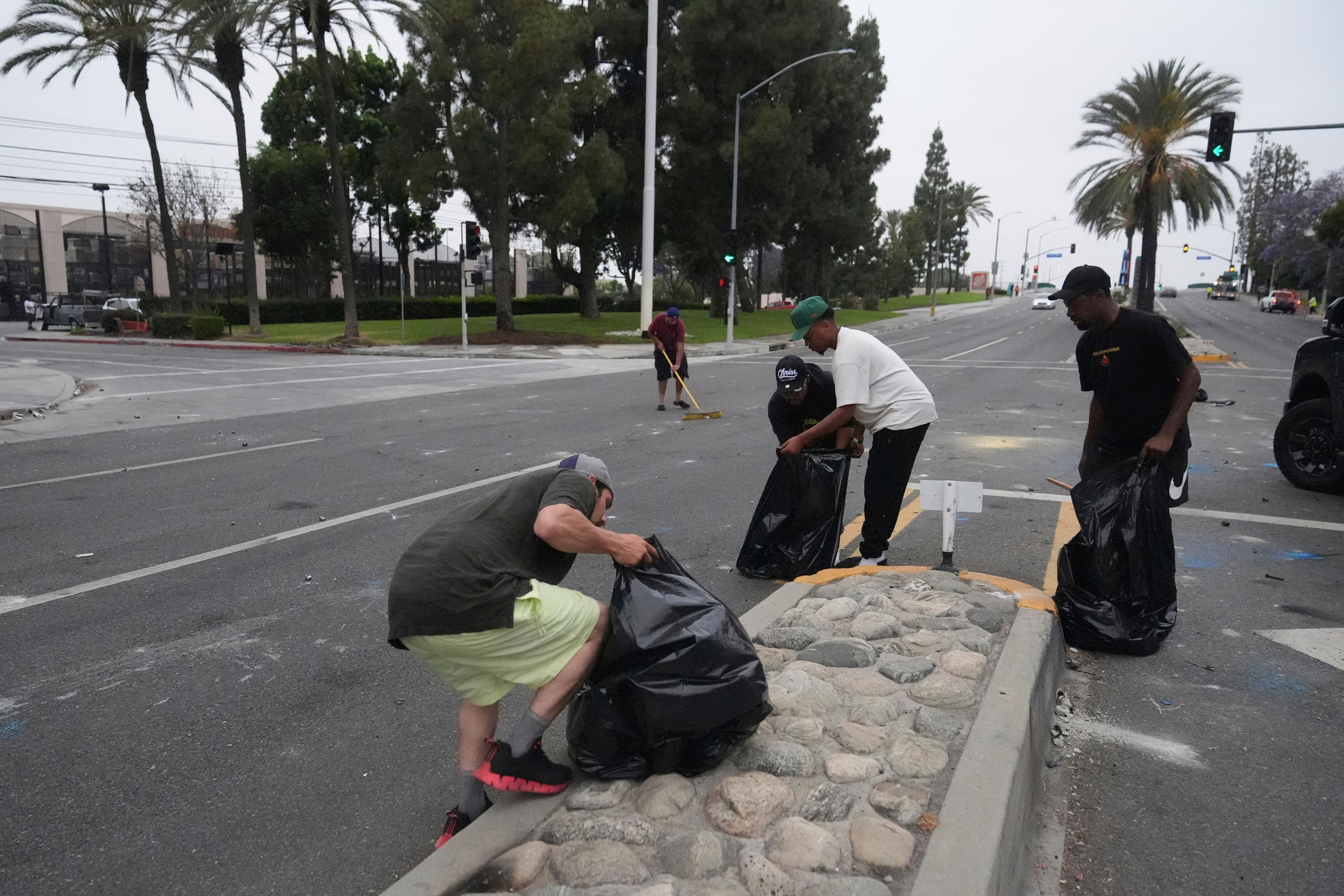 LOS ÁNGELES-REDADAS MIGRATORIAS-LIMPIEZA