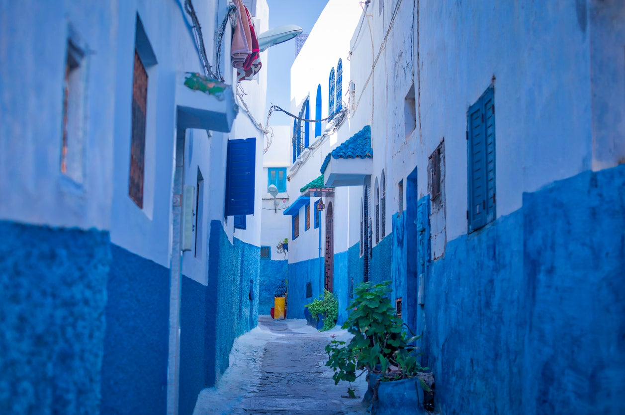 Las calles estrechas y las construcciones pintadas de blanco y azul de la Kasbah de los Oudayas en Rabat, Marruecos