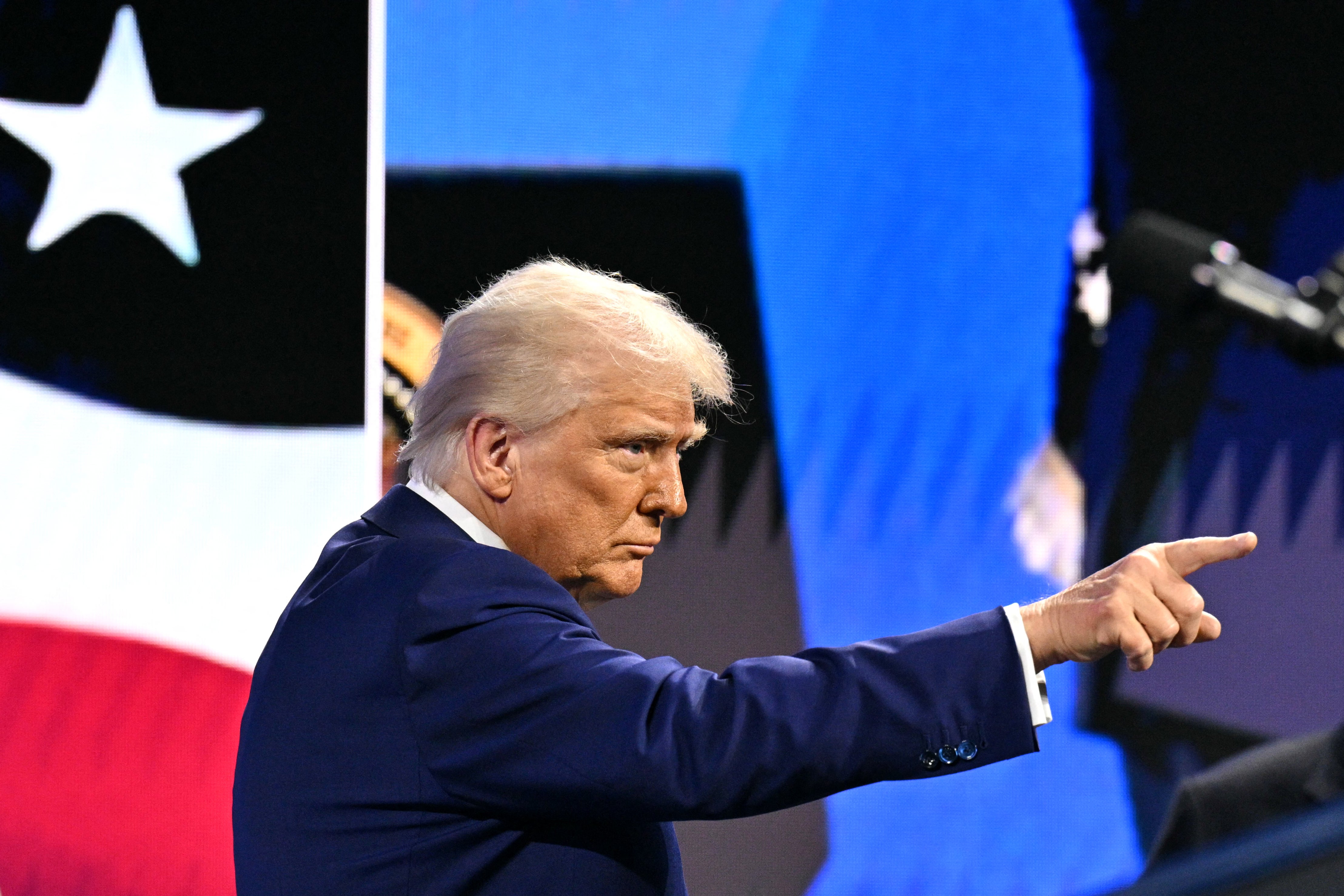 Trump confió en el respaldo de una amplia base de votantes latinos en Florida para asegurar su victoria en 2024. Sin embargo, los sondeos más recientes apuntan a una fuerte reacción en contra de su agenda antiinmigración