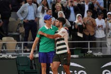 Carlos Alcaraz y Jannik Sinner llevan su gran rivalidad del Roland Garros a Wimbledon