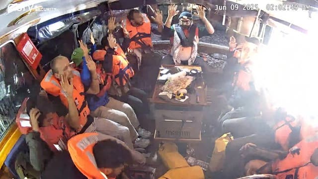 <p>Activistas viajaban a bordo de la flotilla cuando fue interceptada por fuerzas israelíes </p>