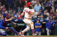 Marsh impulsa a Filis en la 11ª y Kemp logra tres hits en victoria 4-3 sobre Cachorros