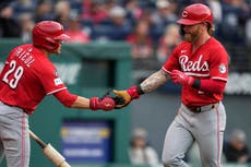 Fraley y Miley impulsan a Rojos a vencer 7-4 a Guardianes en el regreso de Francona