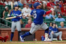 Kirk y Clase lideran a Azulejos en victoria 5-4 sobre Cardenales en diez entradas