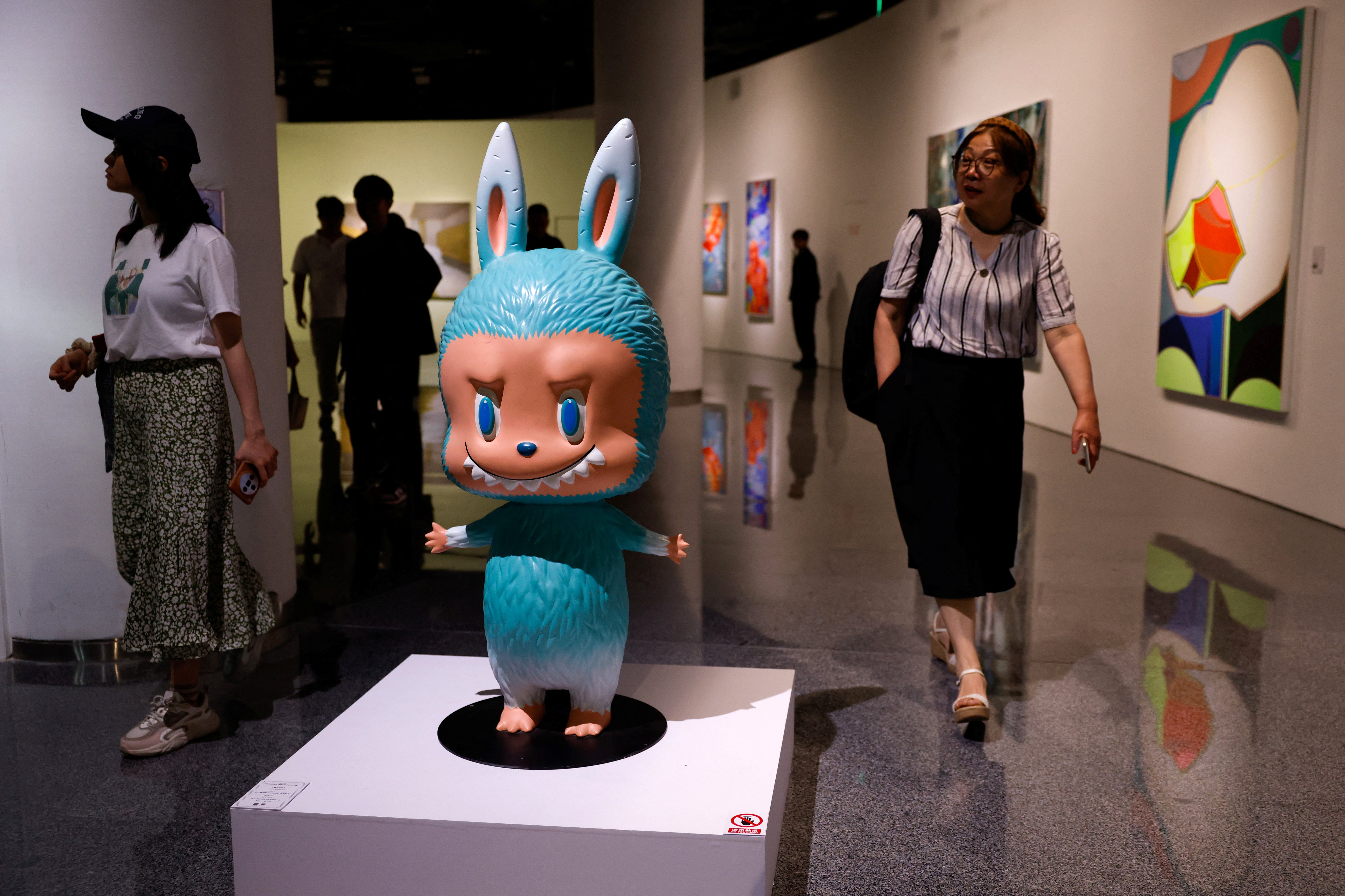 El martes, una figura de Labubu de tamaño real se vendió por aproximadamente $170.000 dólares en una subasta en Pekín. La subasta, dedicada exclusivamente a artículos coleccionables de Labubu, logró vender los 48 lotes disponibles y recaudó un total de $520.000 dólares