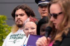 Universidad Estatal de Michigan llega a acuerdo para compensar a tres sobrevivientes de tiroteo
