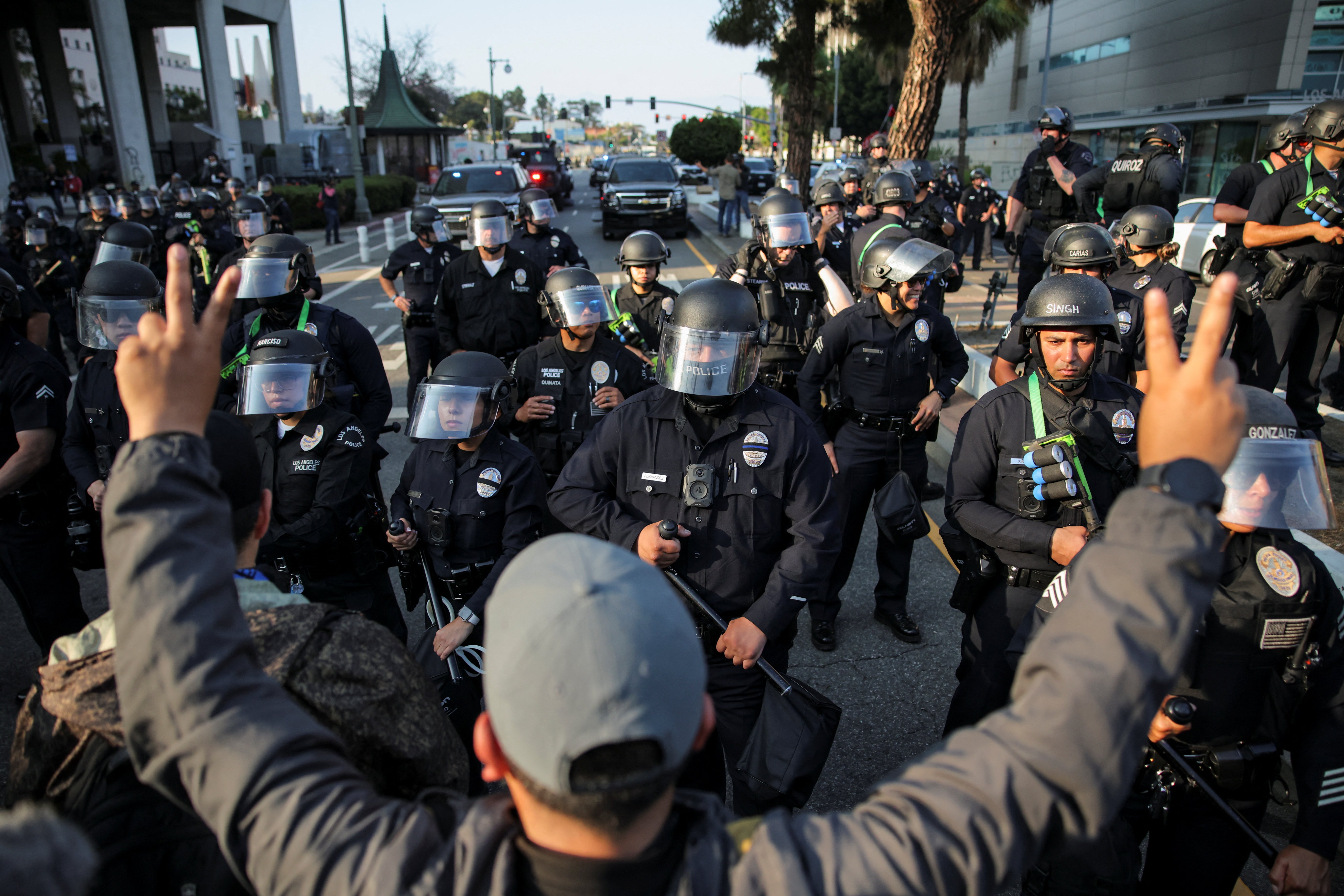 Un manifestante hace un gesto a miembros de las fuerzas del orden en Los Ángeles, California, el lunes 9 de junio de 2025