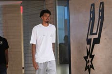 Victor Wembanyama, estrella de los Spurs, visita un templo en China por unos días