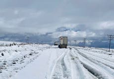 Al menos siete muertos y escolares arrastrados por inundaciones y nieve en Sudáfrica