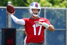 En entrenamiento de Bills, Josh Allen luce su anillo tras casarse con la actriz Hailee Steinfeld