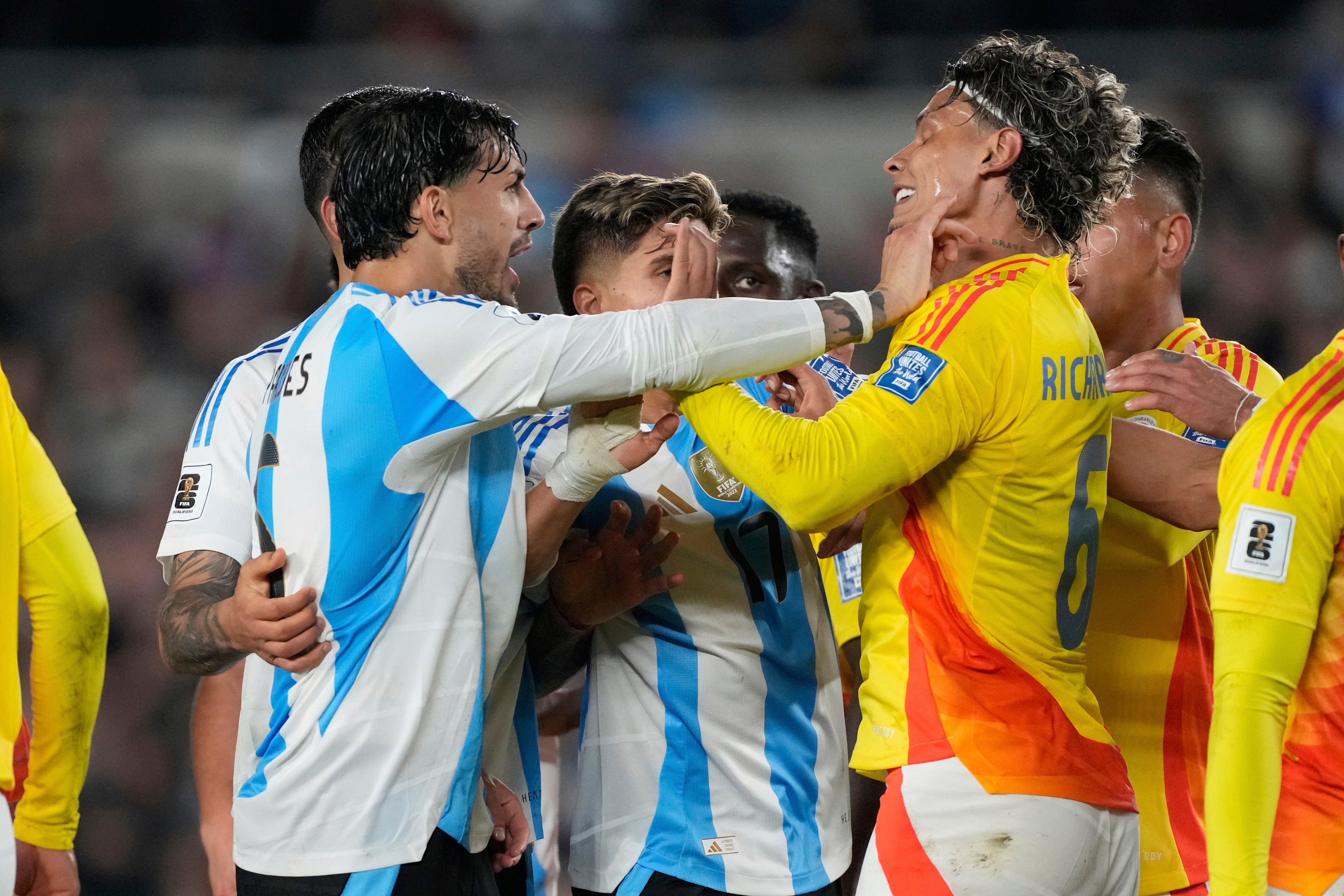 Con diez jugadores y Messi reemplazado, Argentina rescata empate 1-1 ante Colombia por eliminatorias