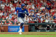 Giménez y Kirk conectan jonrones por Azulejos, que superan 10-9 a Cardenales