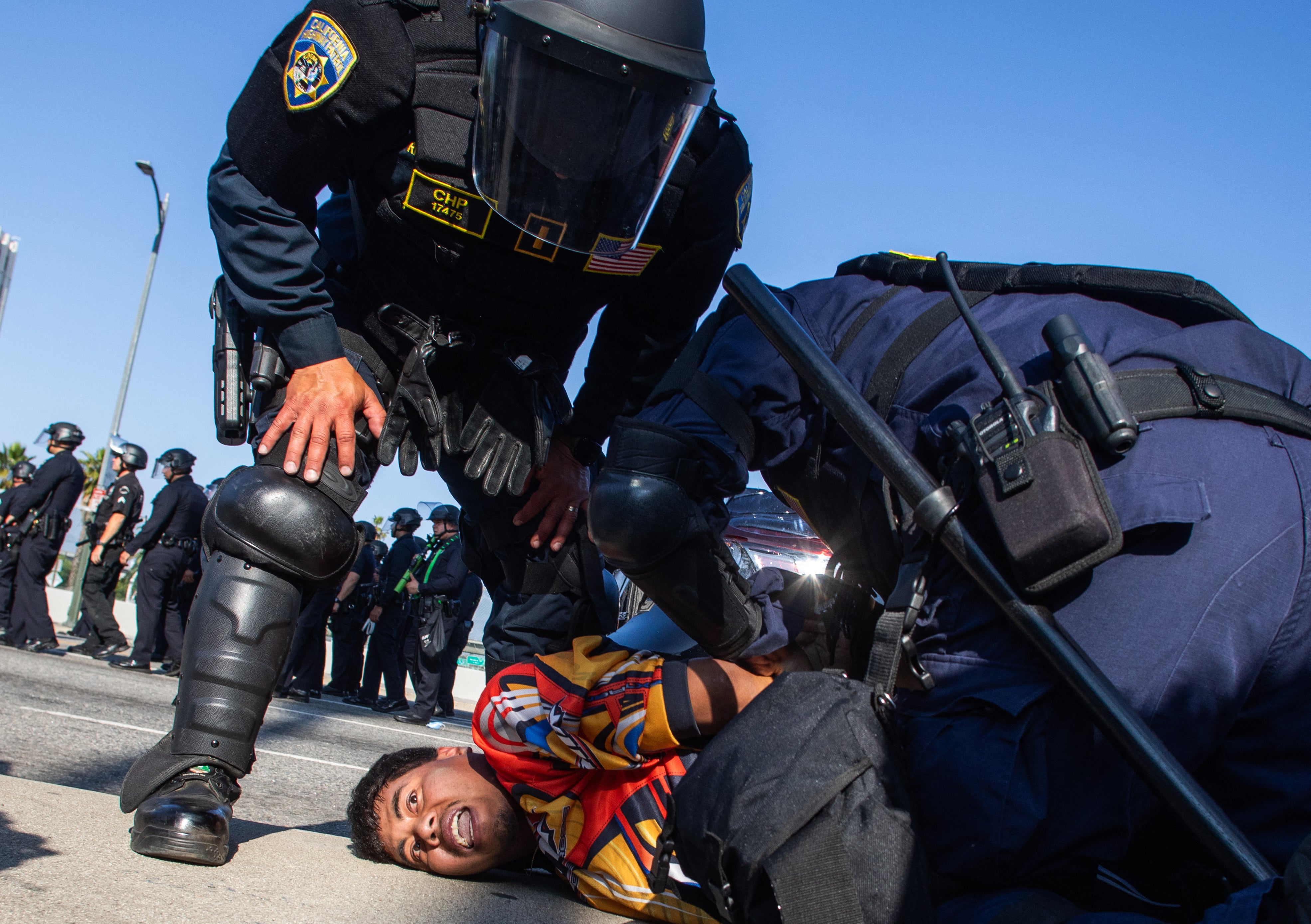Además de las operaciones de vigilancia en clubes, restaurantes y otros espacios comunitarios, los agentes del ICE en más de 20 estados han recibido instrucciones de realizar detenciones en los juzgados, justo después de que un juez desestime un caso o emita una orden de expulsión