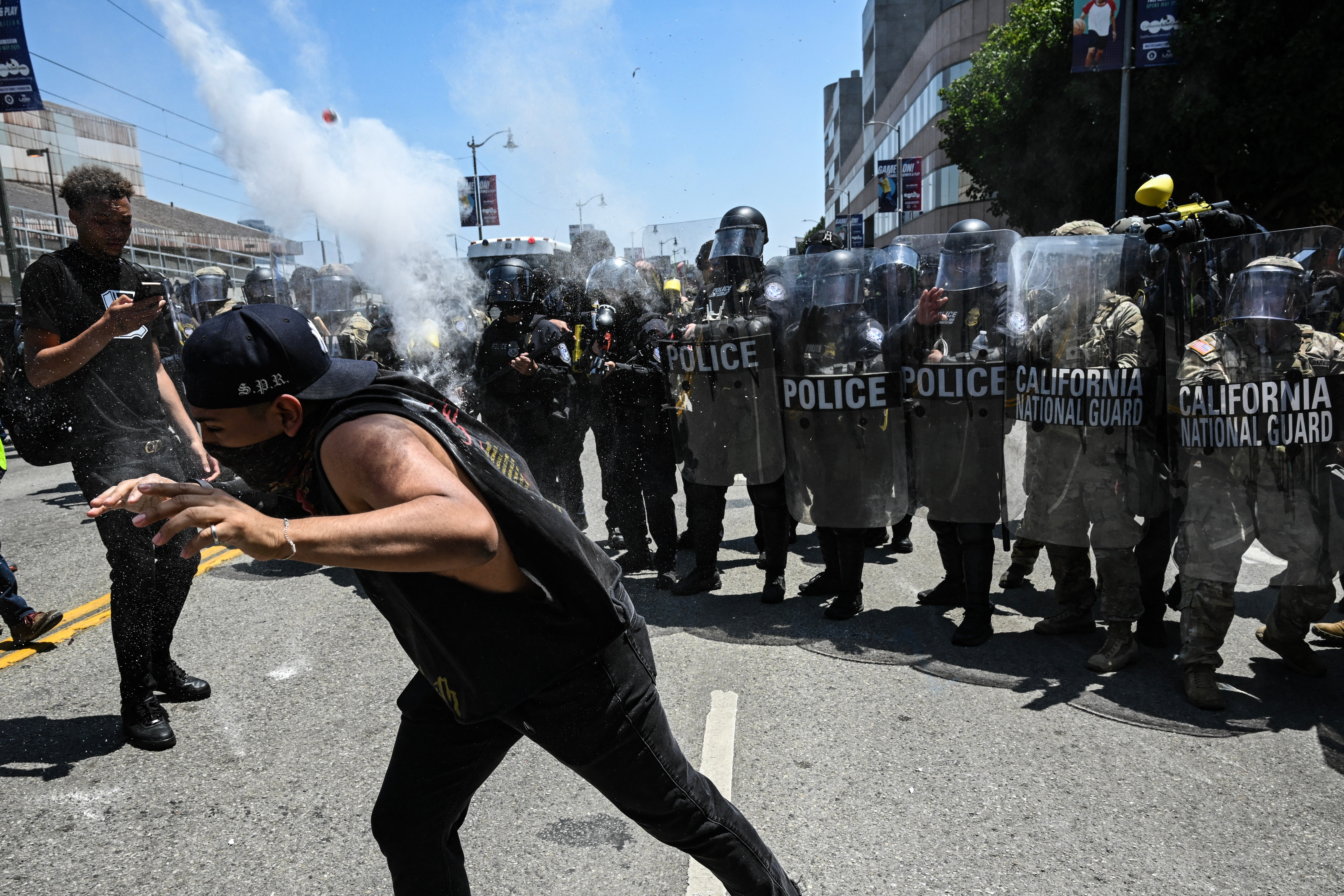En el condado de Los Ángeles se registraron enfrentamientos entre manifestantes y fuerzas policiales, tras una serie de redadas realizadas por el ICE en distintos puntos de la ciudad