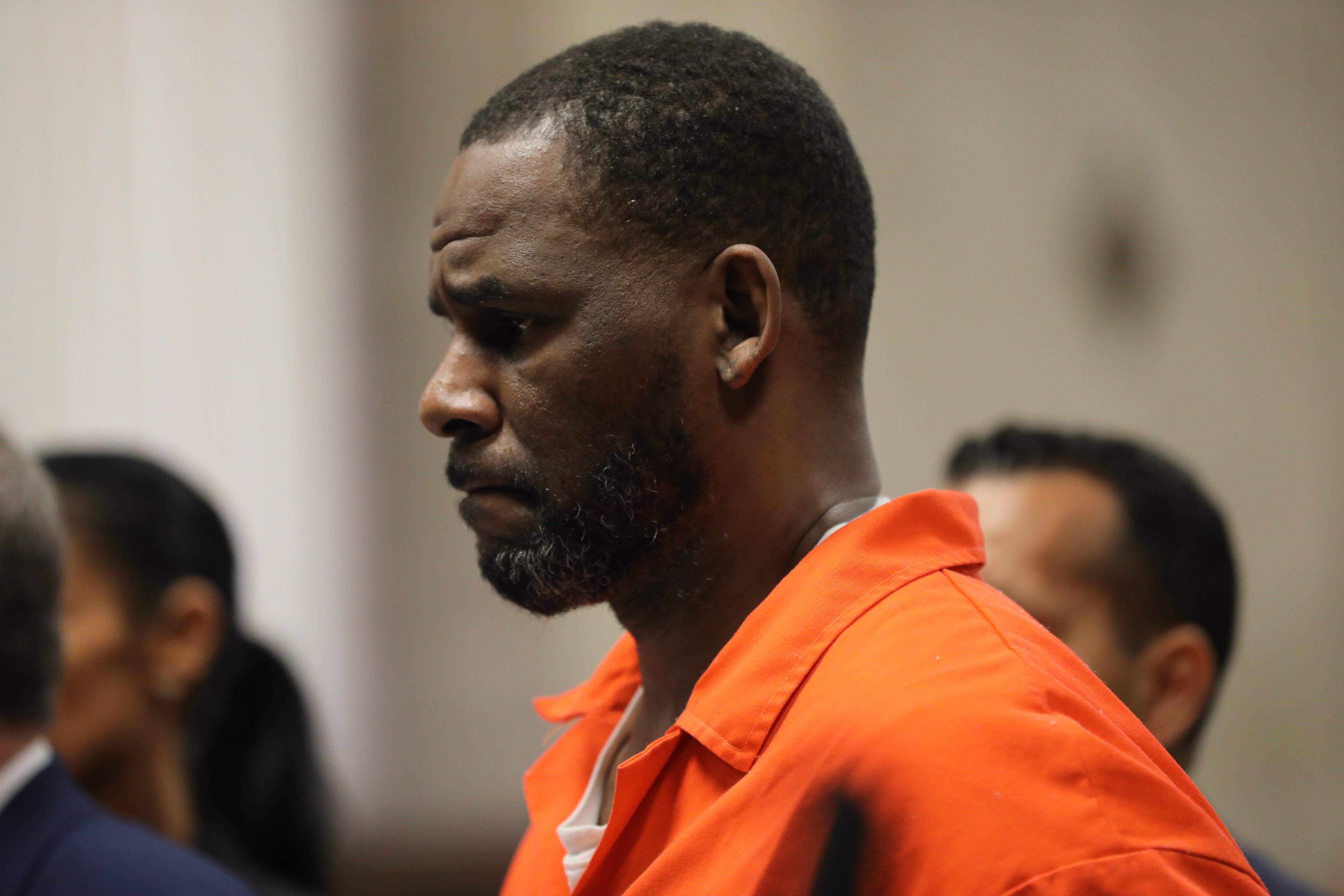 Los abogados de R. Kelly presentaron una petición de urgencia solicitando la puesta en libertad inmediata del cantante con el argumento de que los funcionarios solicitaron a sus compañeros de prisión que lo asesinaran