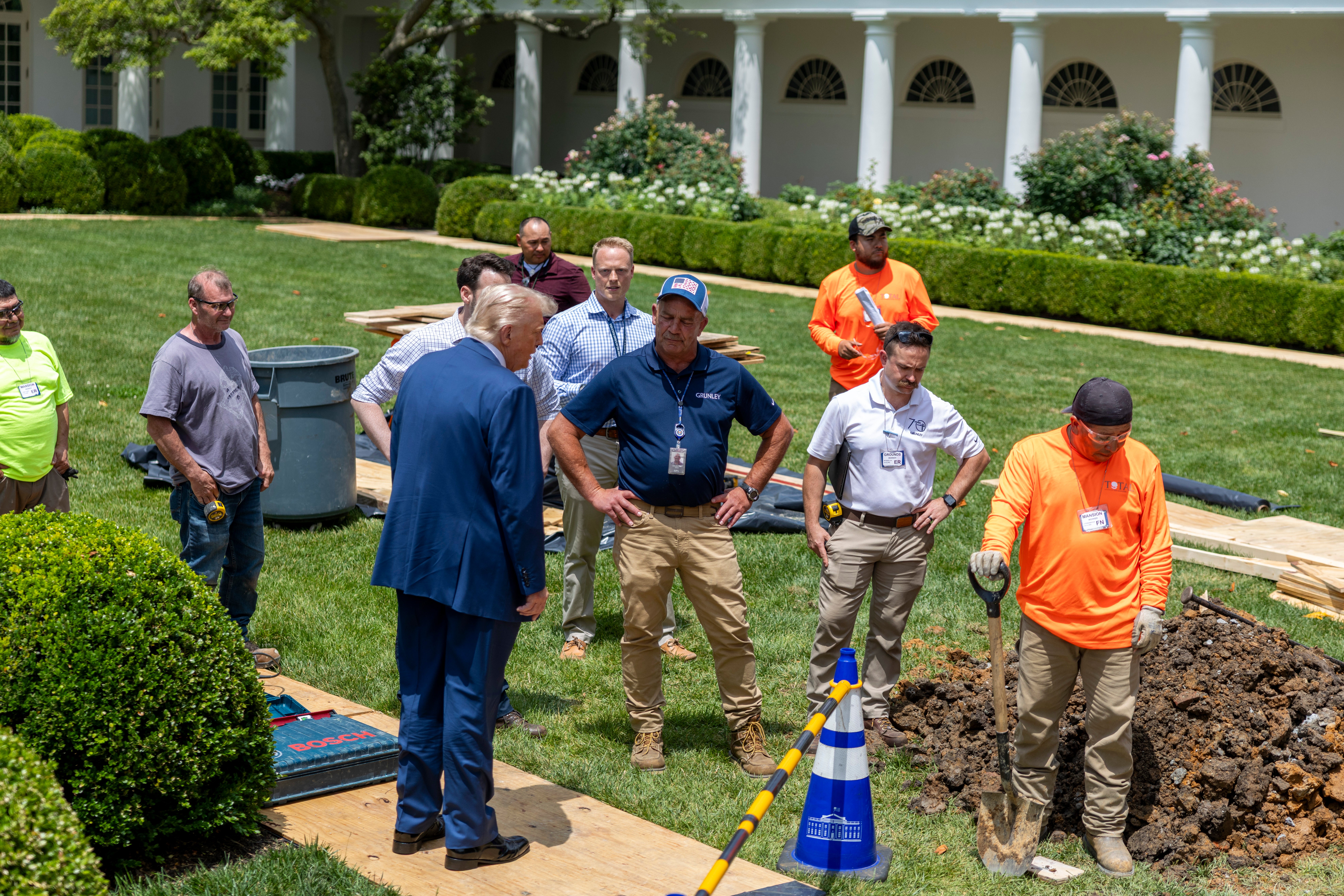 Usuarios en redes sociales compartieron imágenes del 9 de junio, un día después del tropiezo del presidente Donald Trump y afirmaron —sin presentar pruebas— que el mandatario estaría usando una pierna ortopédica. Trump realizaba una inspección de las obras en el Jardín Sur de la Casa Blanca