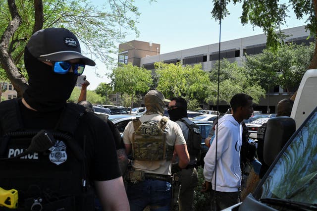 <p>Autoridades policiales enmascarados —incluidos  del HSI e ICE— detienen a personas en un tribunal de inmigración en Phoenix, Arizona Los agentes usarían una aplicación para ubicar a inmigrantes y arrestarlos</p>