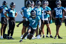 El receptor Brian Thomas Jr. abandona práctica de Jaguars tras golpe en el hombro derecho