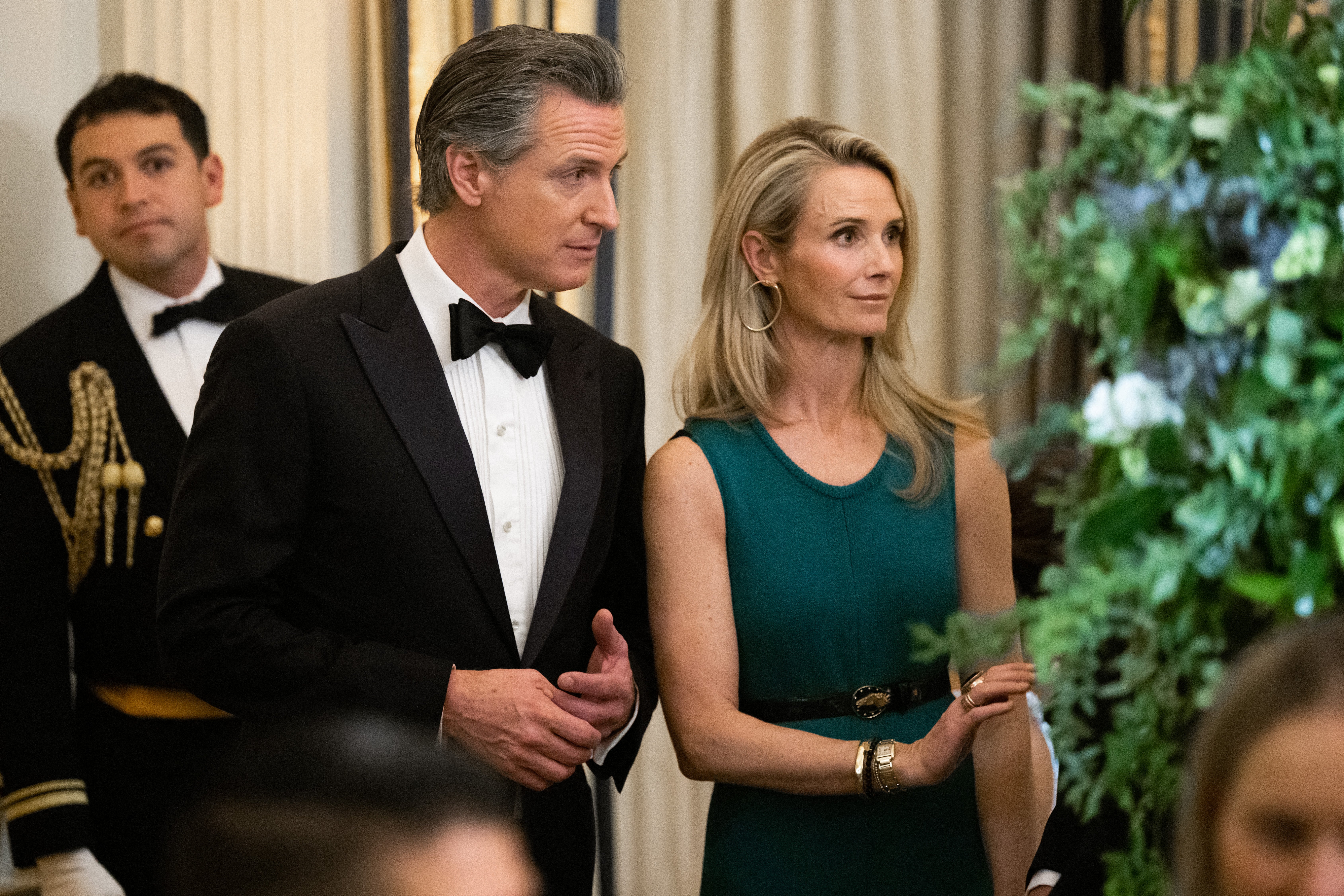 Cuando el asunto se hizo público en 2007, Newsom salía con su ahora esposa, Jennifer Siebel. Newsom abordó la polémica en sus recientes memorias