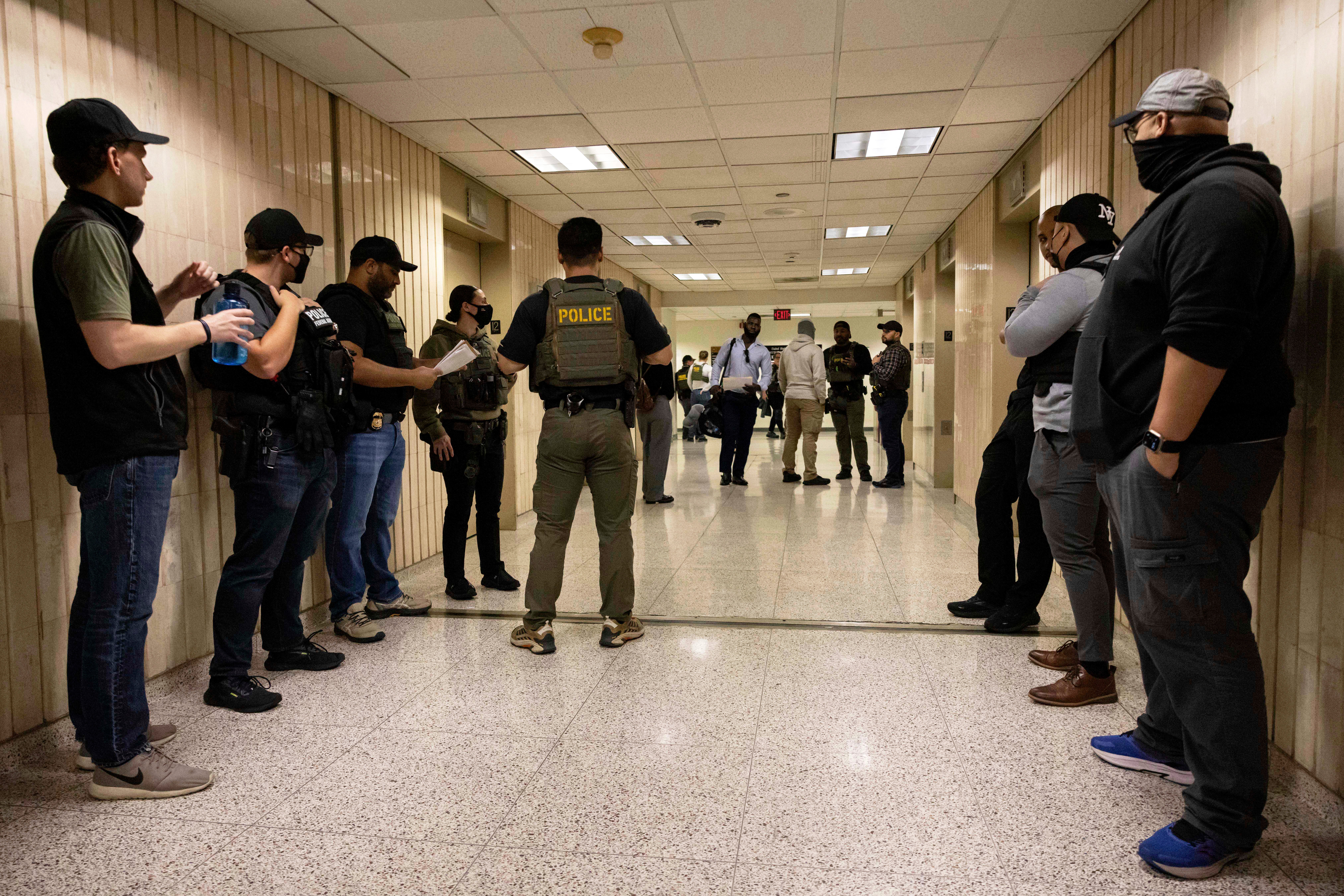 Agentes de inmigración de EEUU intensifican arrestos en juzgados para acelerar deportaciones