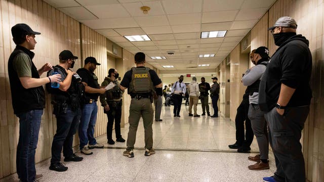 Agentes de inmigración de EEUU intensifican arrestos en juzgados para ...