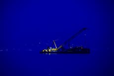 Planean sacar del mar a superyate que se hundió cerca de Sicilia