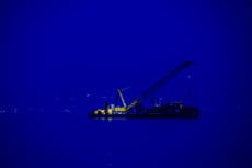 Planean sacar del mar a superyate que se hundió cerca de Sicilia