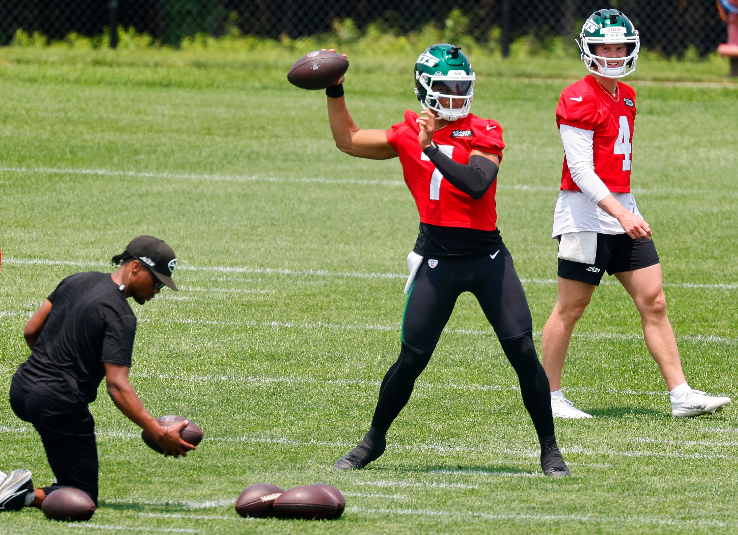 Jets usan cámaras montadas en cascos para ayudar a Justin Fields y a otros quarterbacks a mejorar