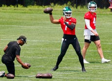 Jets usan cámaras montadas en cascos para ayudar a Justin Fields y a otros quarterbacks a mejorar