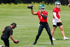 Jets usan cámaras montadas en cascos para ayudar a Justin Fields y a otros quarterbacks a mejorar