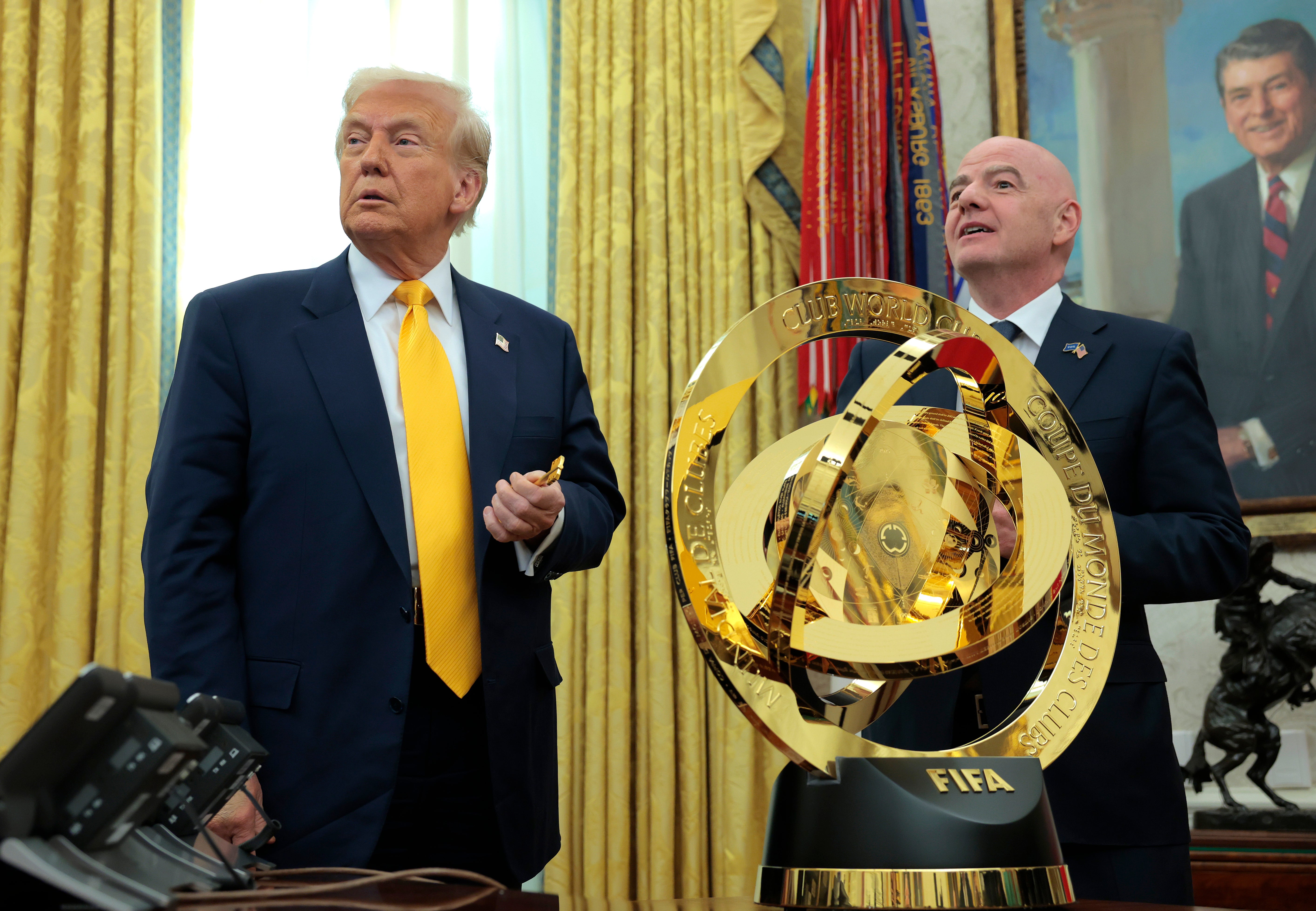 Trump confirmó que el trofeo original sigue en el Despacho Oval y que el equipo campeón, el Chelsea, levantó una réplica.