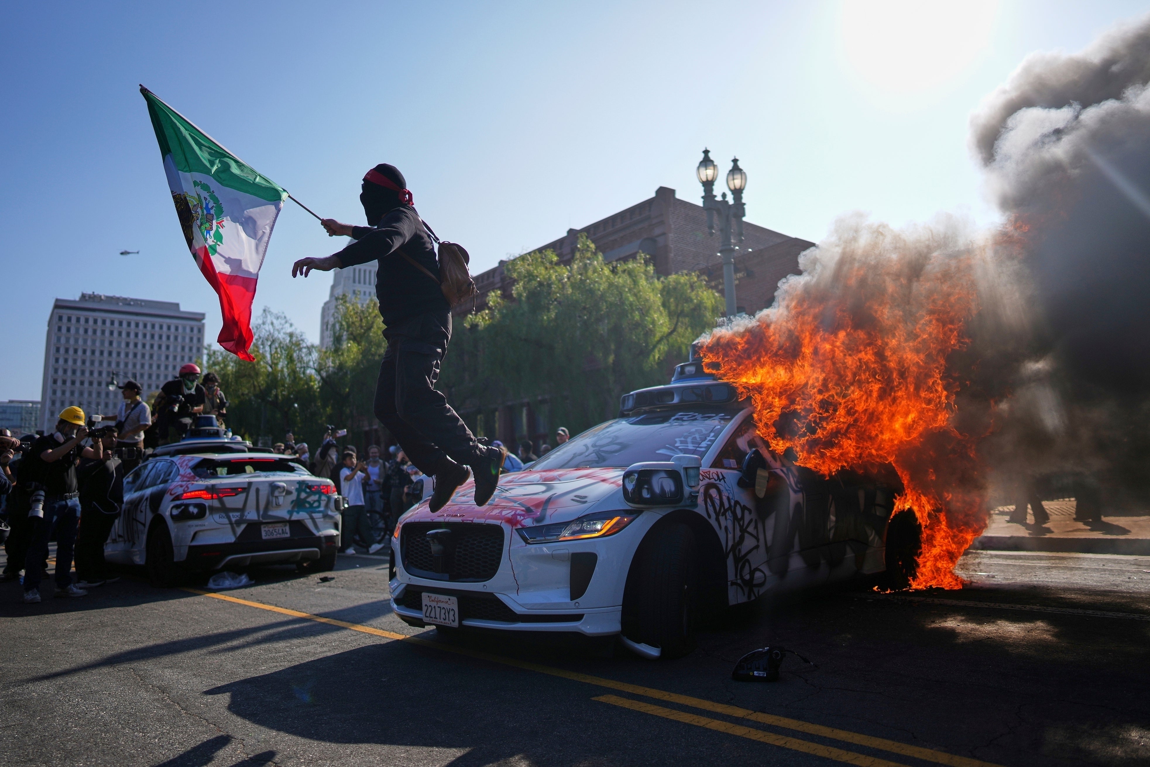 AP Fotos: Banderas mexicanas en protestas de Los Ángeles generan debate sobre su simbolismo