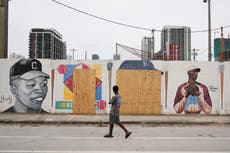 Marlins se unen para restaurar mural vandalizado de Jackie Robinson y Minnie Miñoso