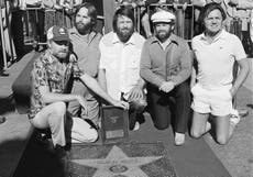 Dos revolucionarios musicales, Sly Stone y Brian Wilson, dejan el escenario casi simultáneamente