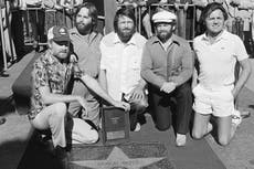 Dos revolucionarios musicales, Sly Stone y Brian Wilson, dejan el escenario casi simultáneamente