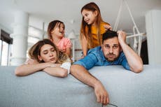 ¿Por qué los padres mayores de 30 años se sienten tan cansados?